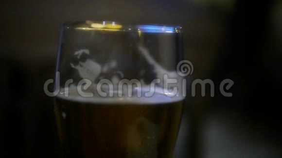 一杯带泡沫的新鲜啤酒高清1920x1080慢动作视频的预览图