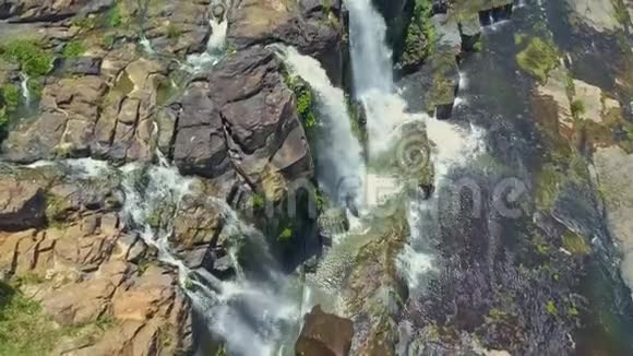 从陡峭的悬崖上近距离观看瀑布流视频的预览图
