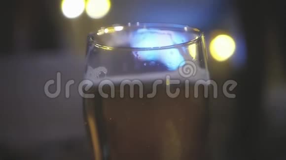 桌上的酒吧里放着泡沫啤酒慢速运动高清1920x1080视频的预览图