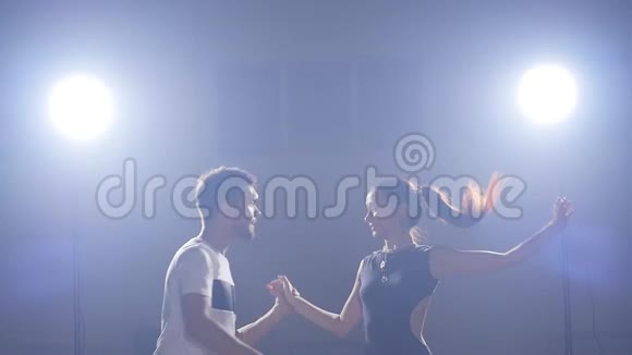 年轻夫妇在黑暗的房间里抽烟跳舞视频的预览图