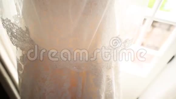 新娘礼服特写布里的婚纱细节视频的预览图