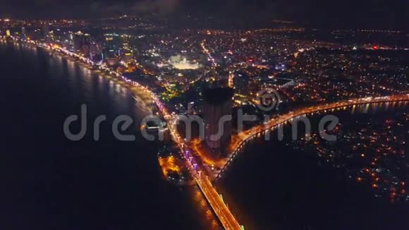 夜间从摩天大楼到海湾大桥视频的预览图