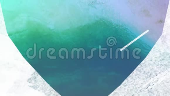 青绿色的海洋沙和树木通过白色心形前景视频的预览图