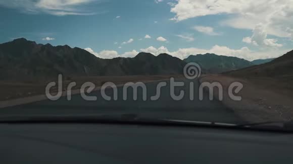 山路穿过汽车的挡风玻璃视频的预览图