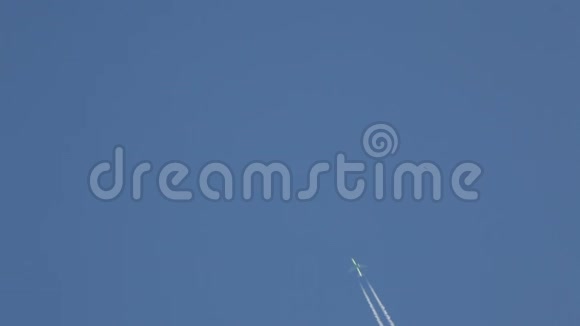 蓝天背景下的飞机画了一条双条视频的预览图