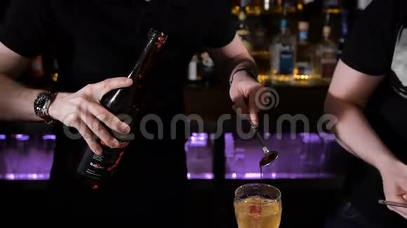 年轻的酒保穿着时髦的衬衫在鸡尾酒中加入糖浆律师视频的预览图