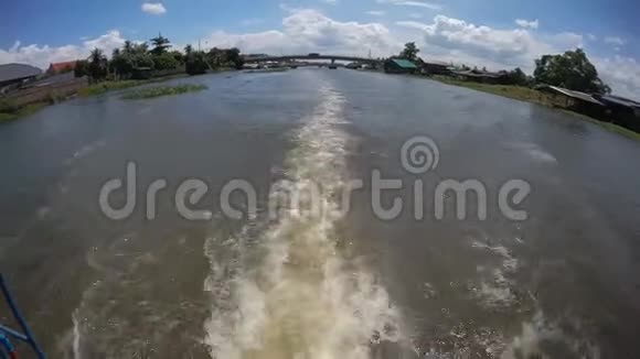 在塔钦河上航行的船视频的预览图