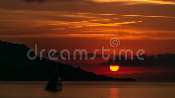日出的海景和景观时间从博留苏尔梅法国视频的预览图