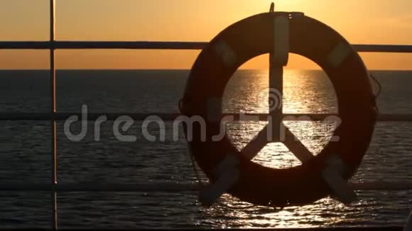 日落时分在船上渡海的救生圈视频的预览图