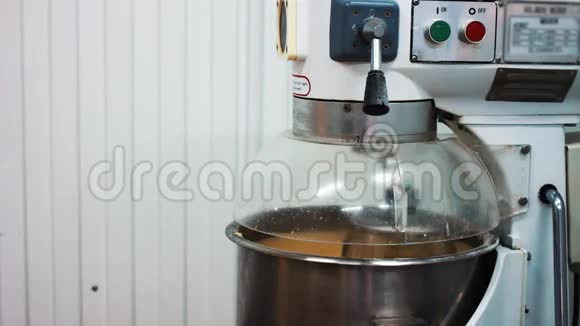 一种工业搅拌机用于糕点店烘焙的鲜奶油蛋糕和甜甜圈用奶油杯视频的预览图