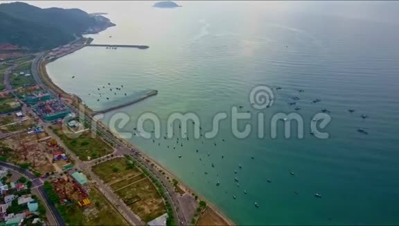 从大城市俯瞰蔚蓝海湾和船视频的预览图