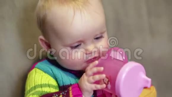 小女孩用勺子吃婴儿食品这给了他母亲视频的预览图