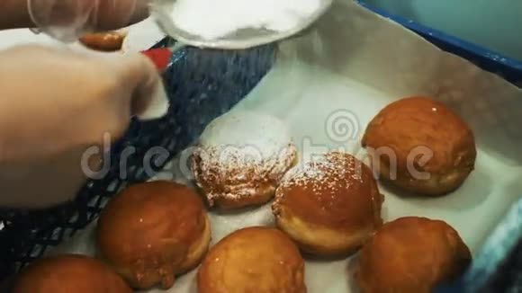 糖粉倒在甜甜圈上甜点制作甜甜圈甜甜圈上的糖视频的预览图