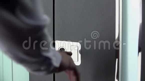 男人按白色门铃视频的预览图