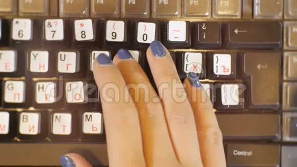 键盘上带有蓝色造型的优雅女人手视频的预览图