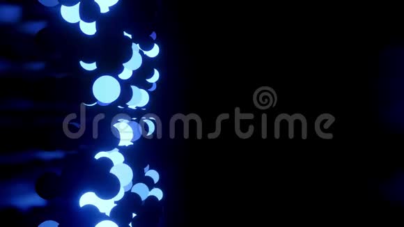 闪闪发光的蓝球在闪亮的房间里闪现黑暗闪亮相机中发光球的4K抽象三维背景美丽美丽视频的预览图
