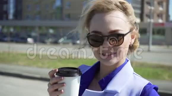 年轻时尚的女商人在城市背景之外喝咖啡视频的预览图