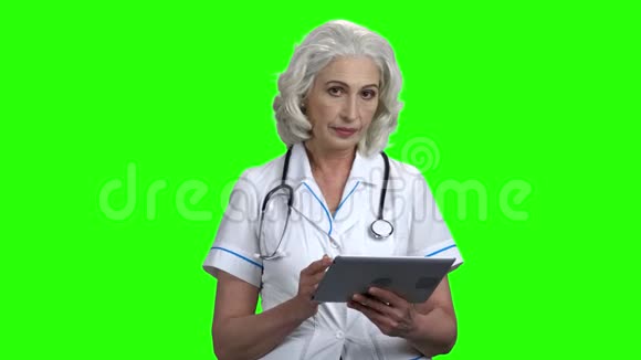 成熟女医生使用数码片视频的预览图