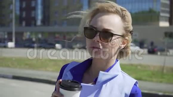 年轻时尚的女商人在城市背景之外喝咖啡视频的预览图