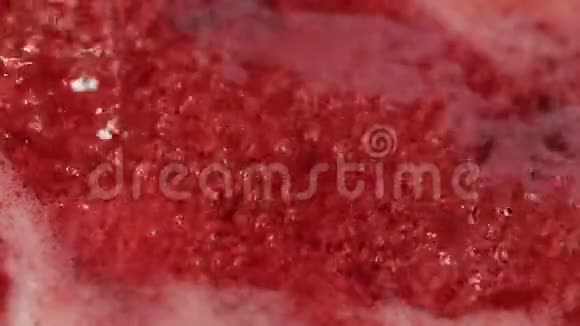 气泡在厚厚的红色液体中上升形成一个抽象的背景视频的预览图