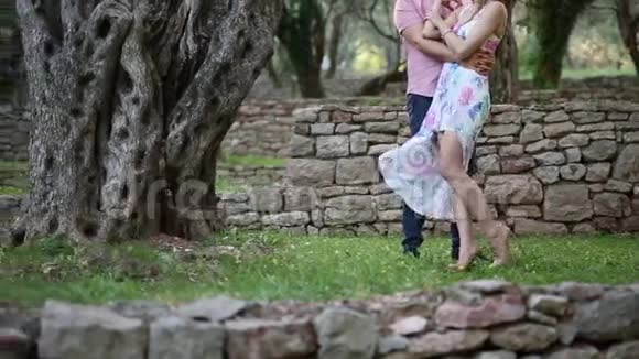 一对在橄榄树林里新婚夫妇拥抱在森林里WW视频的预览图
