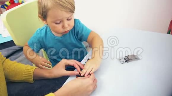 小男孩和妈妈建筑玩具视频的预览图