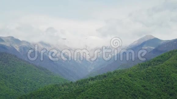 夏日的雪峰美丽的山峦视频的预览图