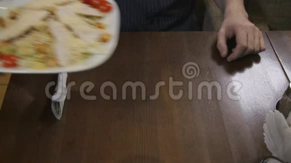 上景服务员为客人提供美味的餐盘视频的预览图