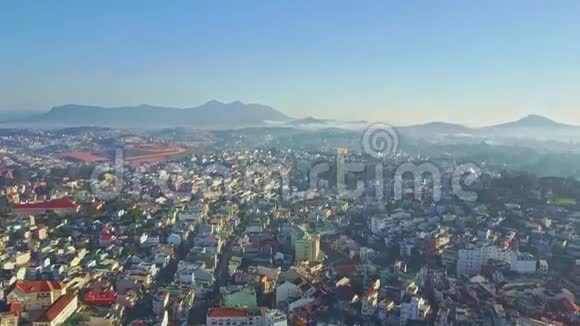 位于格林山之间的城市上空的天桥视频的预览图