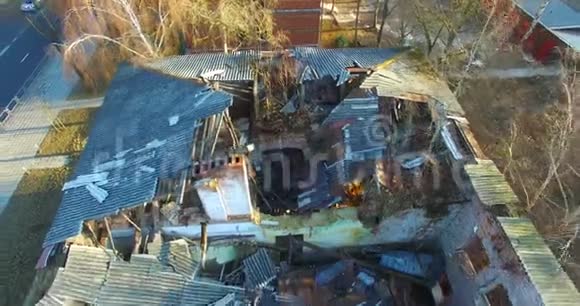 从高空俯瞰旧房子废墟视频的预览图