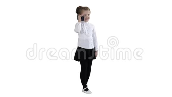 漂亮的小女孩在白色背景上打电话视频的预览图
