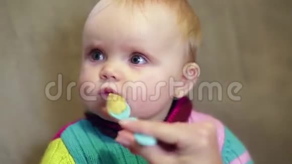 小女孩用勺子吃婴儿食品这给了他母亲视频的预览图