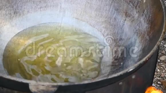 葵花籽油倒在大锅里视频的预览图