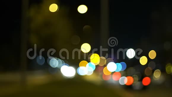 交通车辆在晚上开灯视频的预览图