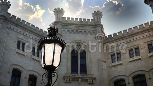 城堡前面有一盏灯视频的预览图
