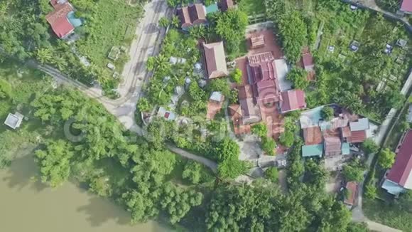 越南近河公园的鸟瞰寺建筑群视频的预览图