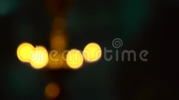 转移焦点传统南印度黄铜油灯视频的预览图