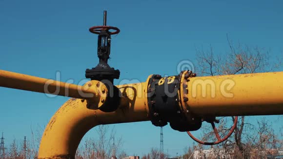 带阀门的管道气和炼油行业天然气原油加工储存站视频的预览图