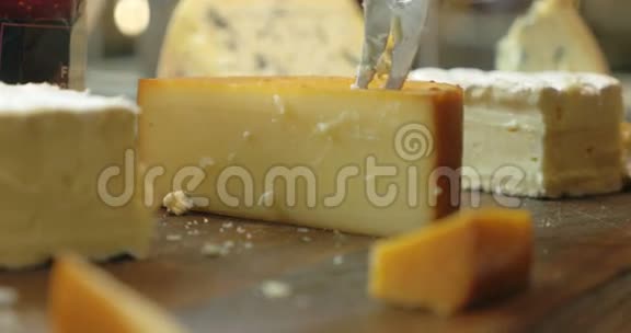 从奶酪里切一份视频的预览图