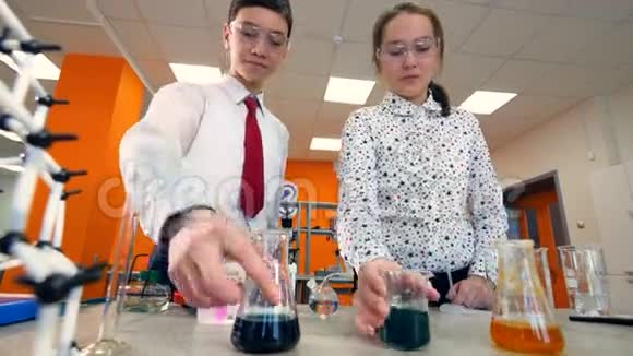 小学生在科学教室做化学实验视频的预览图
