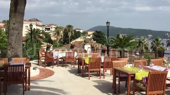 山上优雅的开放式咖啡馆餐厅周围的花和山奇妙的全景棕榈树和视频的预览图