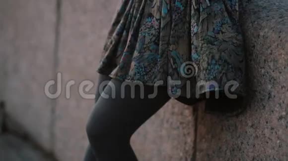 一条美丽的裙子在风中摇曳女人的腿穿着灰色的紧身衣女人的手摸着裙子视频的预览图
