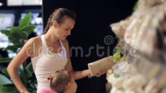 年轻一家的母亲和小女儿选择在超市崛起视频的预览图