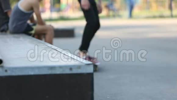 一个年轻人在滑板场玩滑板跳到磨盘上视频的预览图