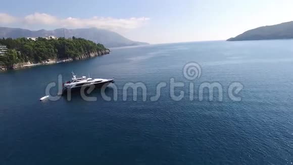 海上游艇空中摄影无人机布德瓦靠近DukleyG视频的预览图