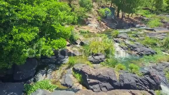 溪流的无人视野变成瀑布对抗岩石视频的预览图