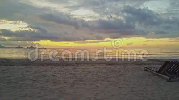 黎明时分海浪拍打在沙滩边缘视频的预览图