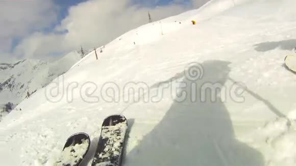 滑雪板上滑下坡视频的预览图