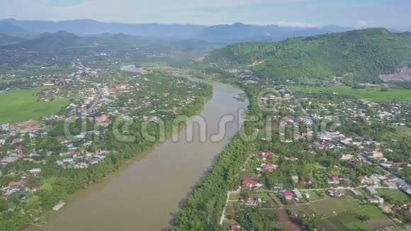 俯瞰村庄之间的河流群山蓝天视频的预览图