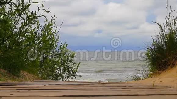 具有海景的美丽景观海上木制码头视频的预览图